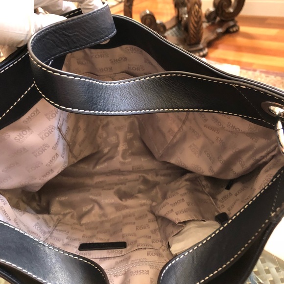 🎉Michael Kors Astor uptown studded, bluish/blk purse with silver hardware!🎉 - Picture 6 of 8